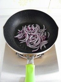 肥牛饭,重新起锅,加油烧热,放入洋葱丝略微翻炒几下。