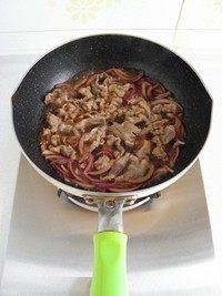 肥牛饭,中火煮至汤汁微浓(中火煮3-5分钟)。