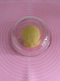 蔓越莓沙琪玛,揉好的面团用盆扣上,饧面20-30分钟。