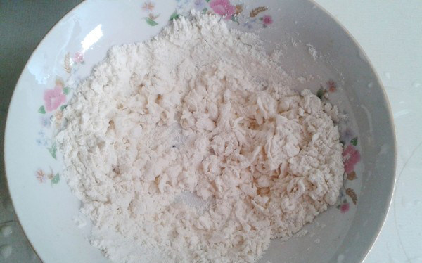 阳泉糖三角,一边加水一边用筷子搅拌，成絮状