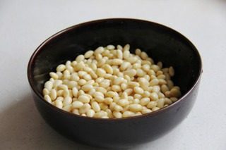 自制豆腐花,提前泡发黄豆(干黄豆100克)