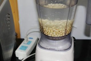 自制豆腐花,清洗干净黄豆后,加入800ML清水,放豆浆机中打成豆浆