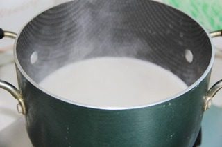 自制豆腐花,豆浆放锅中煮制,水开后转小火再煮8分钟