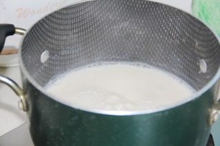 自制豆腐花,煮好的豆浆放凉至90度,倒入内脂水快速搅拌3秒钟