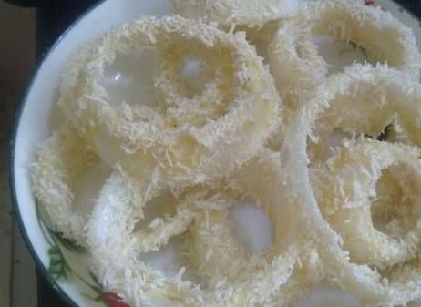 炸洋葱圈,将所有的洋葱圈处理好,裹上面包糠
