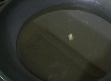 炸洋葱圈,起油锅,加入一个面包糠进去,等面包糠气泡浮起来,油的温度就合适了