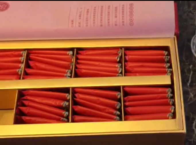 糯米阿胶红枣桂圆粥,闺蜜送的即食好丽妃阿胶糕,拿来两块放上。