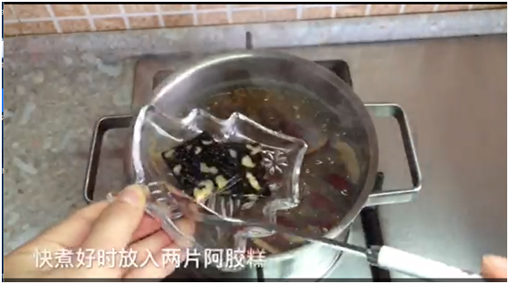 糯米阿胶红枣桂圆粥,最后放入备好的好丽妃阿胶糕2块,用勺子搅匀。