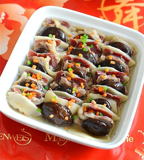 火腿炖肘子