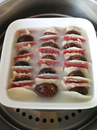 火腿炖肘子,将炖肘子的汤晾凉后去浮油,过滤后倒到深盘中,没过码好的食材