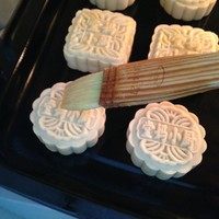 广式蛋黄莲蓉月饼,刷一层蛋黄水,烤五分钟再刷第二次蛋黄水