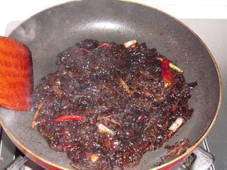 梅菜蒸汪刺鱼,加入老抽、料酒、白糖、少量水烧一会儿,再调入一点鸡精就可以了
