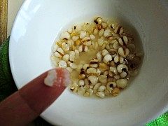 金丝蜜枣羹,薏米取出可用手碾压,能碾压成粉末就好了。