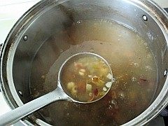 金丝蜜枣羹,再次滚开关火,喝的时候浇上一勺糖桂花即好。