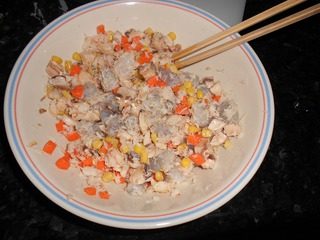 蟹镶橙,把蟹肉,虾仁,玉米,胡萝卜和蘑菇放入大碗里,加入盐,糖,鸡精和玉米油拌匀。