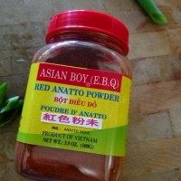 菲律宾甜猪排饭,准备腌料,5汤匙细砂糖,要是蔗糖哦,一汤匙盐,2茶匙鲜磨黑胡椒,2茶匙annatto粉末,这个粉末是一种印度咖喱的种子,主要的作用是将传统食物染色,按照传统做法做出的肉排是鲜红的。