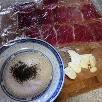 菲律宾甜猪排饭,将糖,盐,胡椒放入盘中拌均匀,蒜粒切薄片。