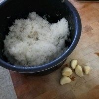 菲律宾甜猪排饭,蒜炒饭,是菲律宾传统的早餐主食,蒜瓣,和隔夜的米饭,米饭煮的时候要略少放水,让米饭硬一点,蒸好后马上用筷子划散,放冰箱冷藏一夜。