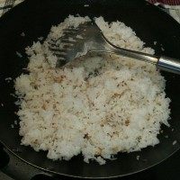 菲律宾甜猪排饭,放入米饭翻炒,炒到粒粒分明,盐调味,盛出来,保温。