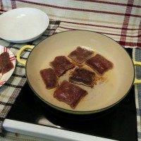 菲律宾甜猪排饭,平底锅烧热,转中火,放入肉片煎, 每面煎1分钟左右,煎到有焦糖色,取出。