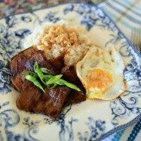 菲律宾甜猪排饭,吃时,一份米饭,配上猪排片,一个煎蛋,米饭上浇一勺酱油,尝尝吧,很正宗的菲律宾风味。
