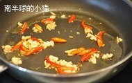 西芹泡椒炒肉丝,锅里下适量炒菜油，爆香<a style='color:red;display:inline-block;' href='/shicai/ 703'>泡椒</a>，姜蒜和花椒粒