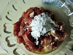 杭椒牛柳,牛肉切条,加入料酒,糖,老抽,淀粉,蛋清抓拌均匀腌制10分钟。