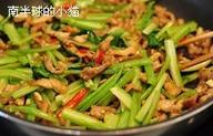 西芹泡椒炒肉丝,然后下肉丝再翻炒片刻即可