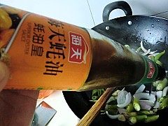杭椒牛柳,再加入蚝油,糖,料酒继续翻炒。