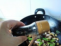 杭椒牛柳,加入现磨的黑胡椒碎翻炒,淋入香油。