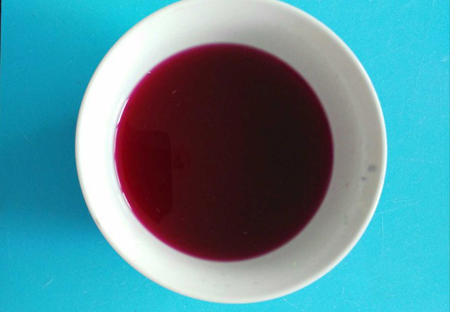 酸辣双色藕丁,<a style='color:red;display:inline-block;' href='/shicai/ 128'>紫甘蓝</a>汁加少许白醋,腌一半藕丁