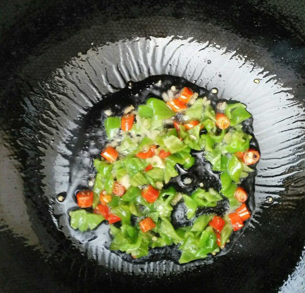 酸辣双色藕丁,锅中放油,七成热下辣椒和姜末