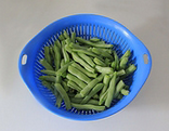 干煸四季豆,<a style='color:red;display:inline-block;' href='/shicai/ 69'>四季豆</a>洗净去除老筋,掰成约5cm长的段。