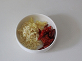 干煸四季豆,<a style='color:red;display:inline-block;' href='/shicai/ 2794'>大蒜</a>、姜片切末,干辣椒去籽切段。