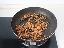干煸四季豆,将处理好的四季豆盛出备用,利用锅底的余油下切好的肉末快速滑散,煸炒至肉末变色。