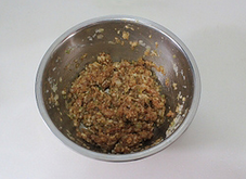 糖醋莲藕丸子,将肉馅、盐、<a style='color:red;display:inline-block;' href='/shicai/ 9'>鸡蛋</a>和葱姜末放到一起,顺着一个方向搅拌至肉馅上劲儿。