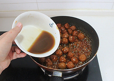 糖醋莲藕丸子,倒入另外1/2的糖醋汁,小火煮5分钟至丸子入味。
