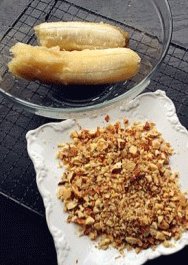 香蕉戚风,蕉用小叉子一半捣烂成泥,一半切成小块,分别挤上适量柠檬汁混合。