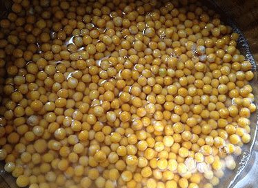 碗豆黄,去皮碗豆仁500克洗净,加2-3倍的清水,浸泡五小时以上(夏天要放冰箱冷藏);