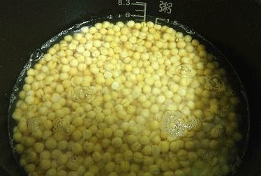 碗豆黄,豆仁沥干水,倒入锅中(我偷懒用电饭煲煮的,水加的比较少),加清水比豆略高,水沸转小火煮半小时,关火再焖十分钟;