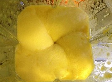 碗豆黄,将豆仁与水一同倒入搅拌机中,搅打成豆泥;