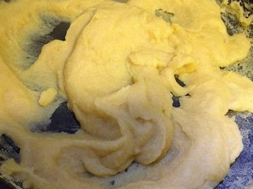 碗豆黄,待豆泥呈较粘稠状,挑起滴落时成团且不散开即可;