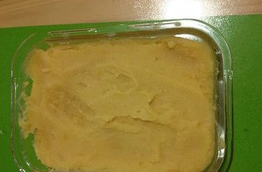 碗豆黄,装入干净无水无油的容器中,抹平,晾凉后密封好放入冰箱冷藏6小时以上即可凝固;