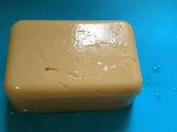 碗豆黄,扣出整块碗豆黄,切成自己喜欢的形状即可食用.