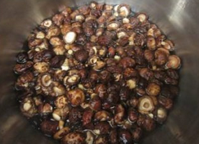 油焖小花菇,半盆清水泡过夜,捞起泡发的小花菇沥水,切去小花菇根的底部备用。泡香菇的水留下备用。