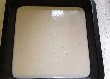 香菇猪肉灌汤蒸饺,皮冻我是直接将猪皮洗净水煮,煮烂后捞出刮去肥油部分,再入料理机打碎,结果我又犯了个错误,用的新料理机,直接高速给我打成粘浆了;
