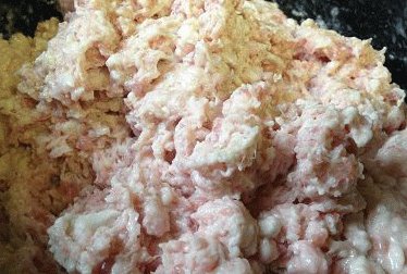 香菇猪肉灌汤蒸饺,把约250克粘浆倒入800克<a style='color:red;display:inline-block;' href='/shicai/ 442'>肉末</a>中;