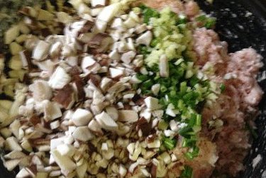 香菇猪肉灌汤蒸饺,加葱姜末和香菇末混合;