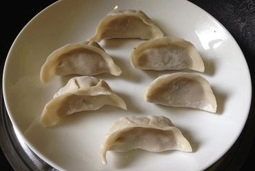 香菇猪肉灌汤蒸饺,待馅料结冻后,拿出来可包成饺子或包子,蒸熟后就有丰富的汤汁;