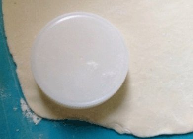 香菇猪肉灌汤蒸饺,再揉搓后分成小团擀成饺子皮或是直接擀成薄面片再按压出饺子皮;